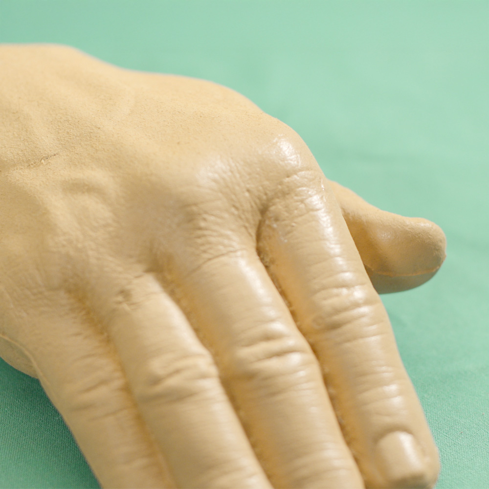 Injektionstrainer Arm Detailaufnahme Hand